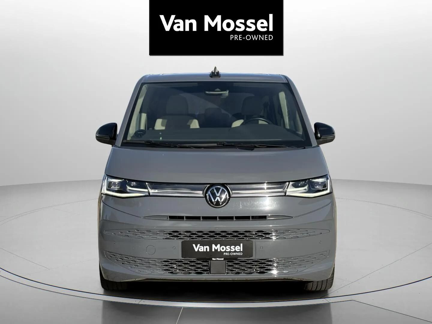 Grå VW Multivan fra 2023