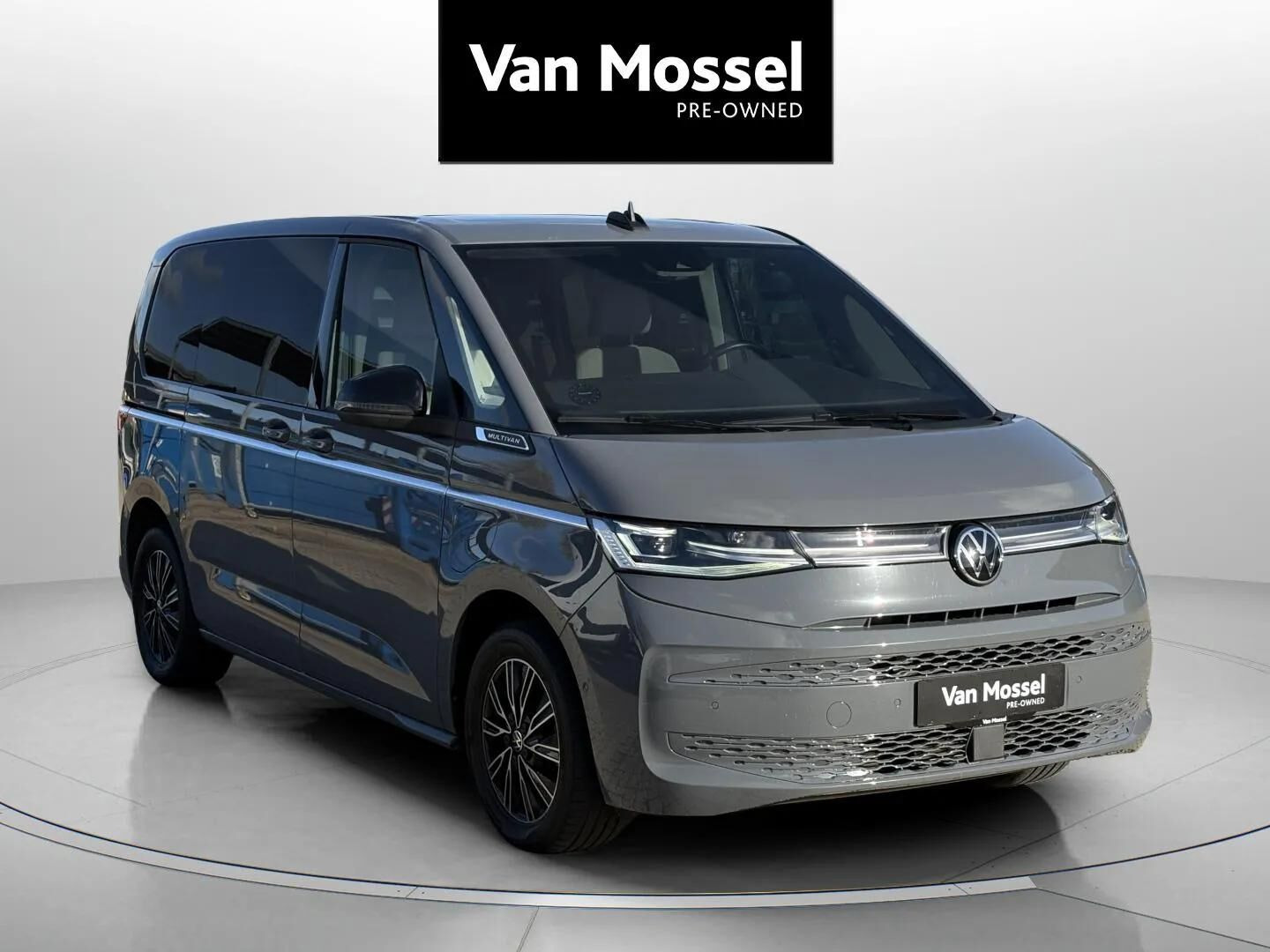Grå VW Multivan fra 2023