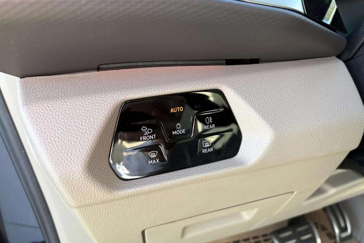 Grå VW Multivan fra 2023