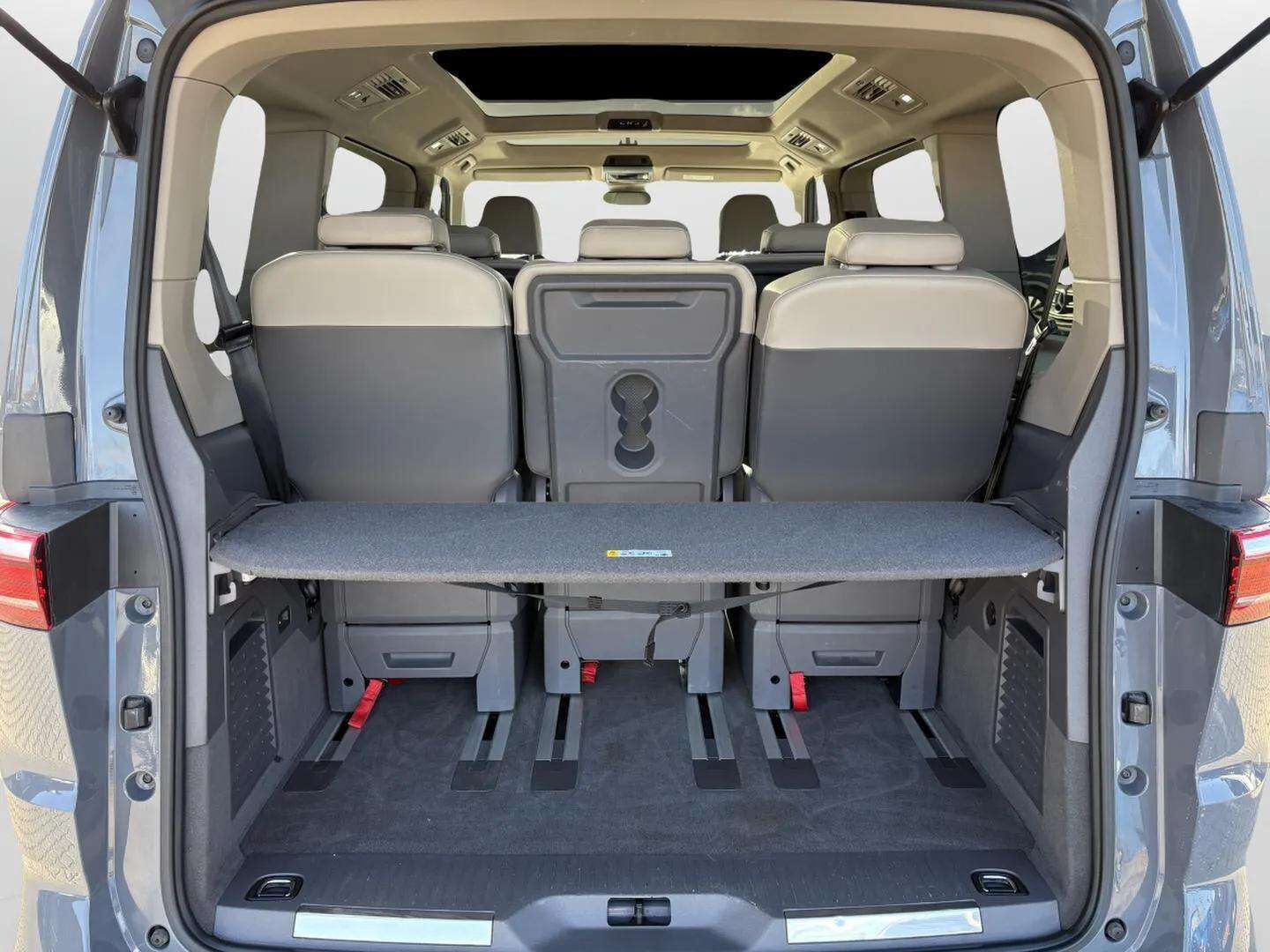 Grå VW Multivan fra 2023