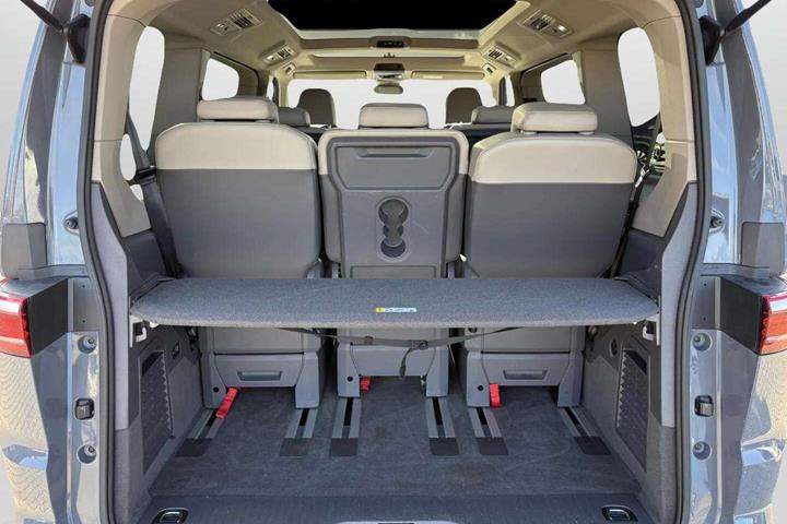 Grå VW Multivan fra 2023
