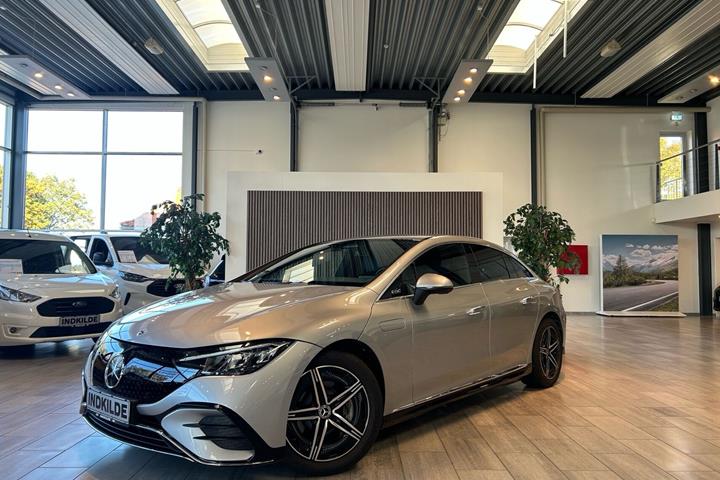 Sølv Mercedes EQE300 fra 2023