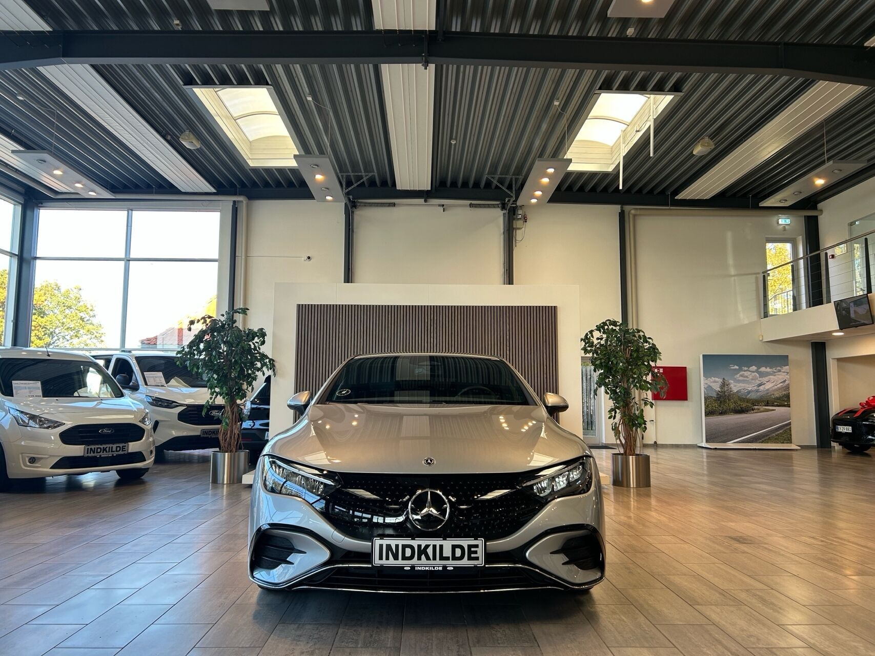 Sølv Mercedes EQE300 fra 2023