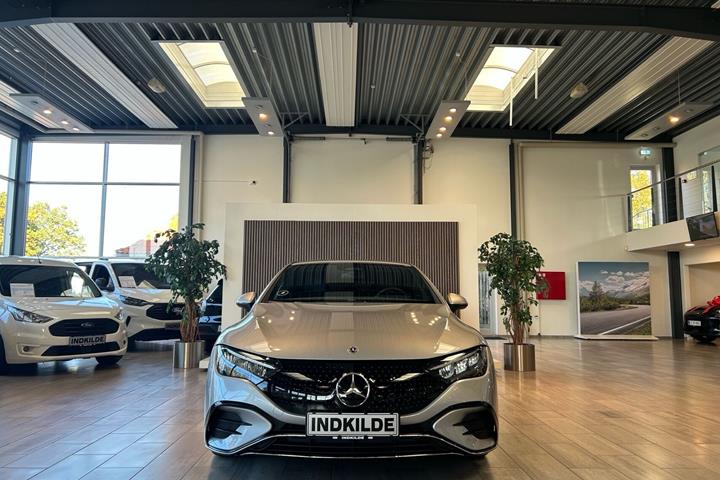 Sølv Mercedes EQE300 fra 2023