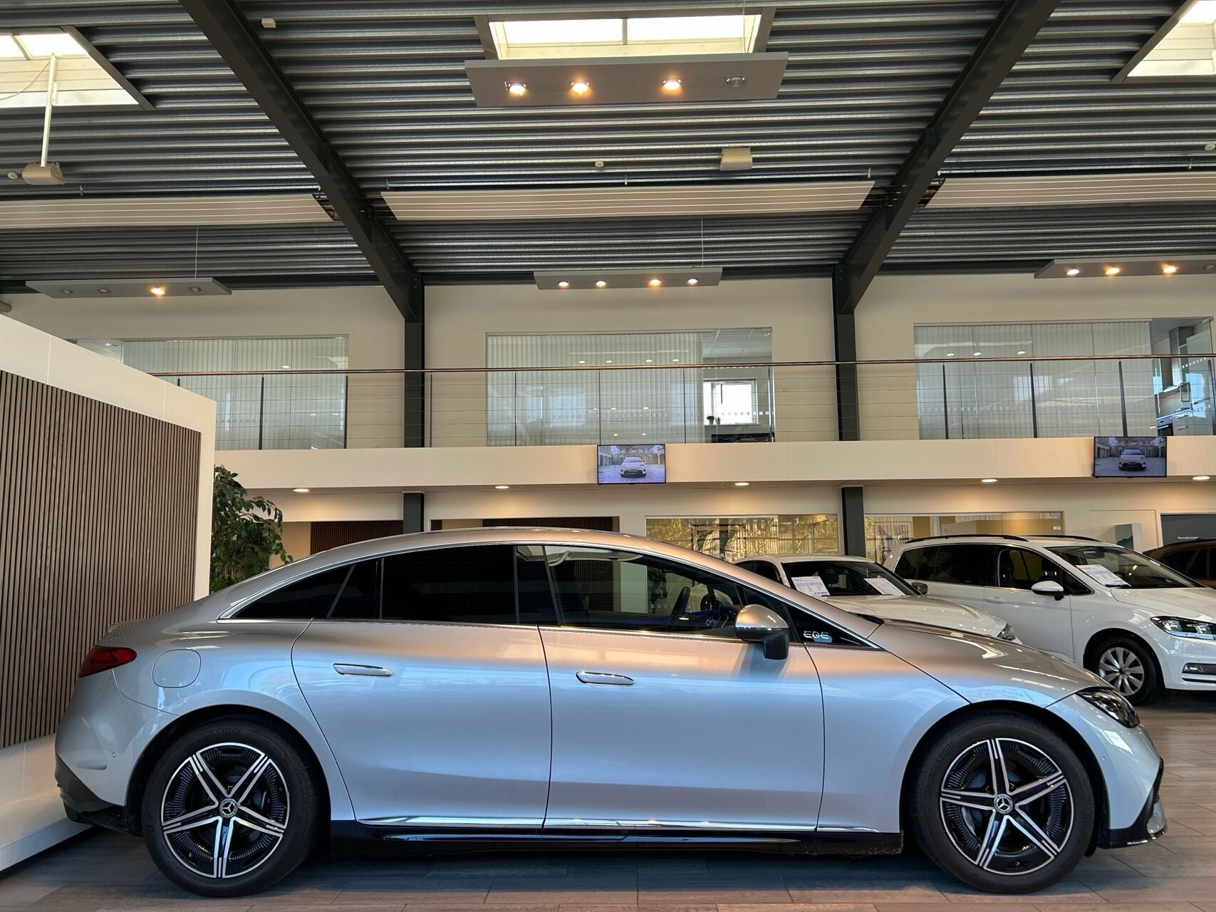 Sølv Mercedes EQE300 fra 2023