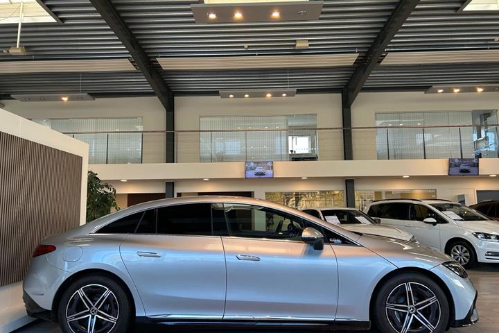 Sølv Mercedes EQE300 fra 2023