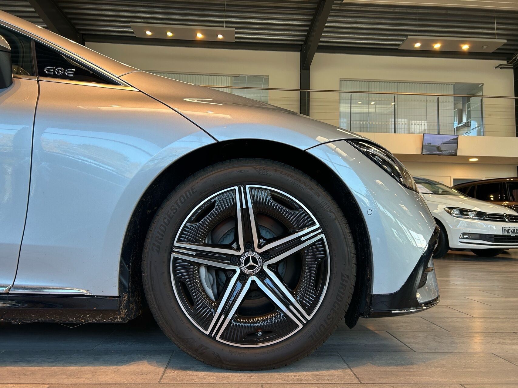 Sølv Mercedes EQE300 fra 2023