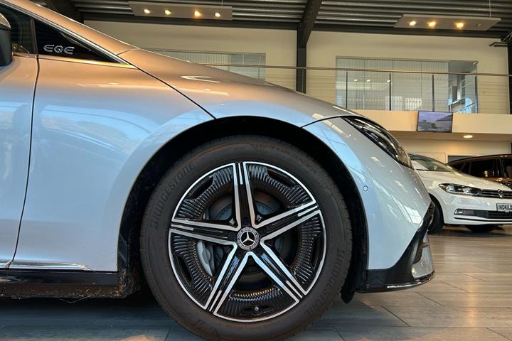 Sølv Mercedes EQE300 fra 2023