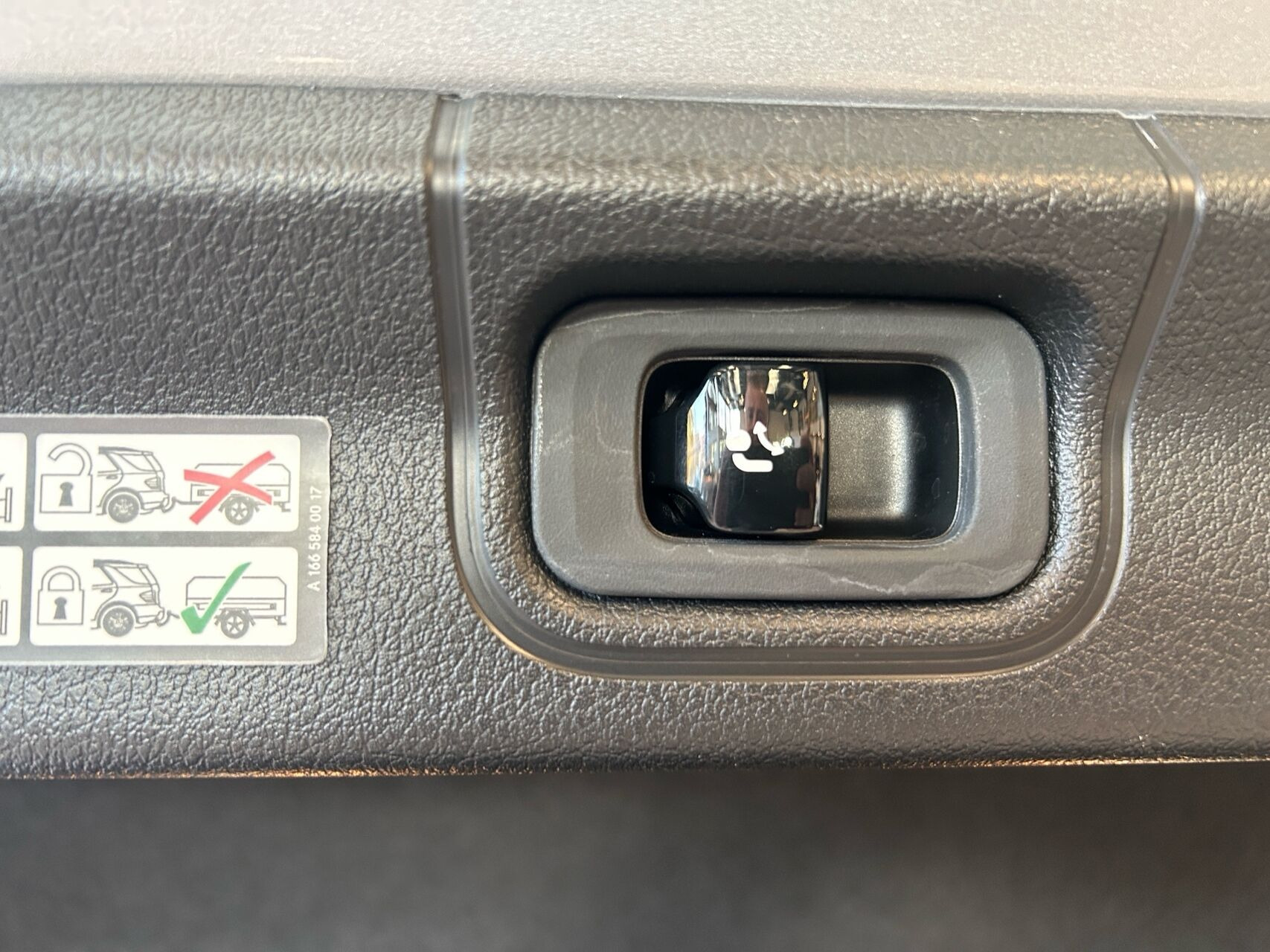 Sølv Mercedes EQE300 fra 2023