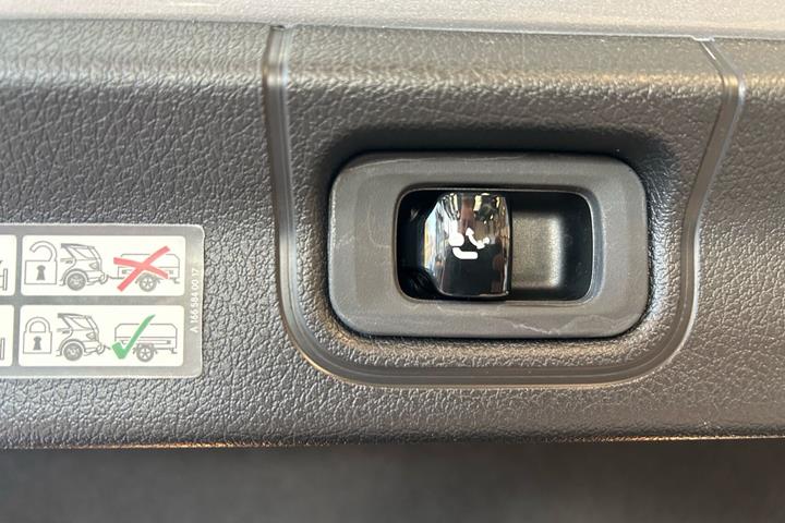 Sølv Mercedes EQE300 fra 2023