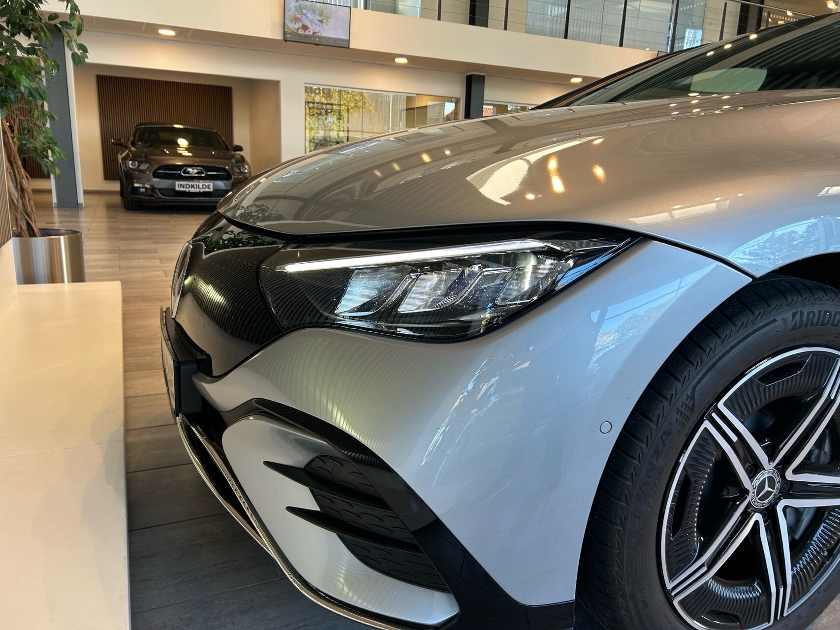 Sølv Mercedes EQE300 fra 2023