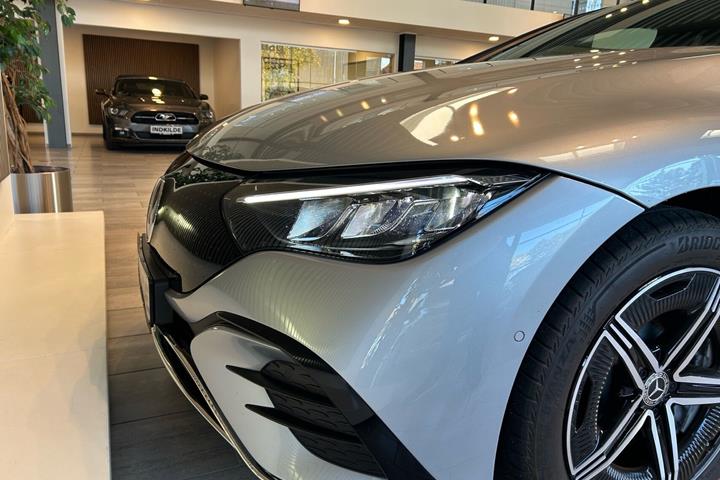 Sølv Mercedes EQE300 fra 2023