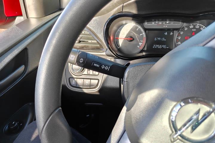 Gul Opel Karl fra 2017