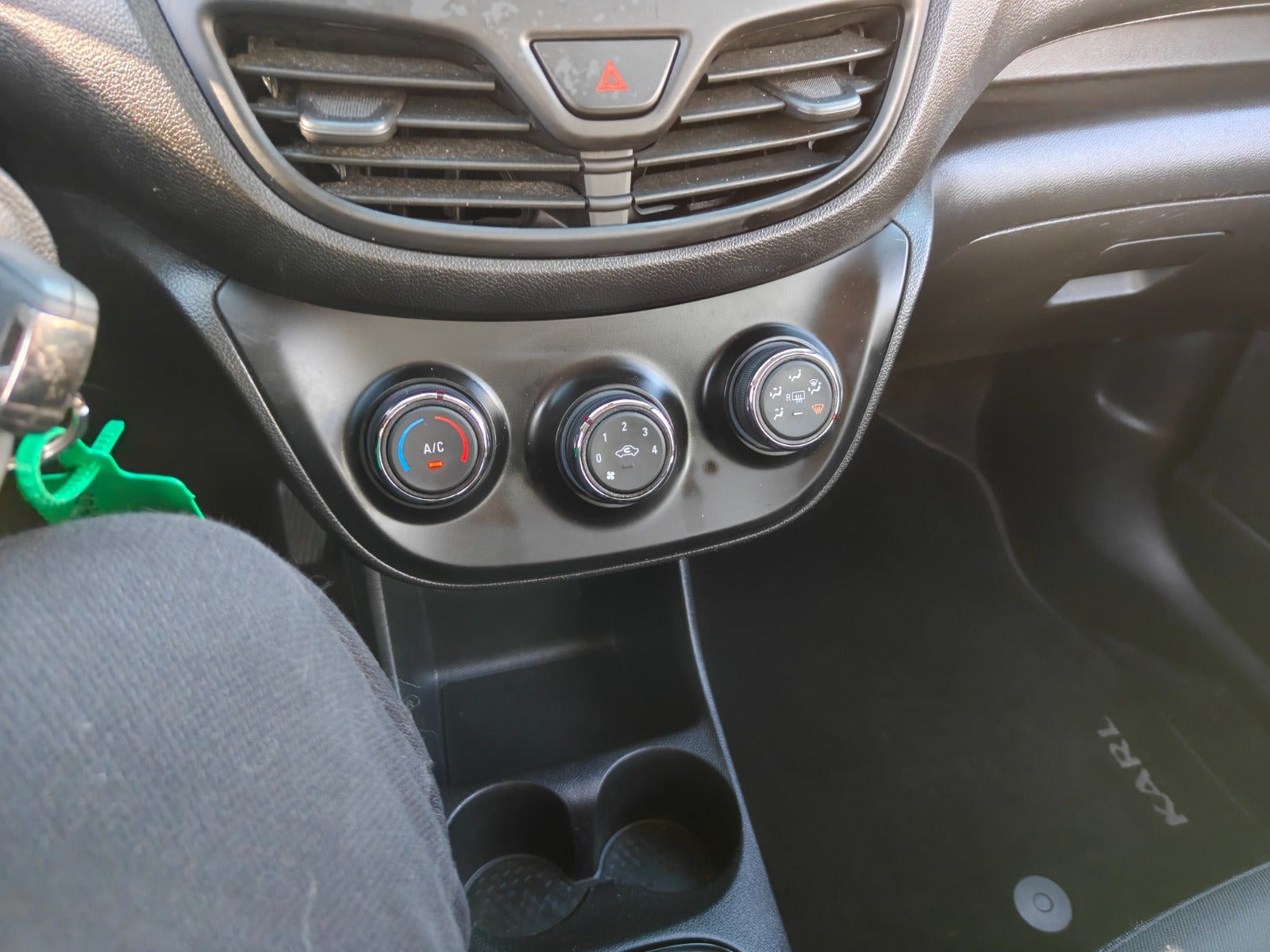 Gul Opel Karl fra 2017