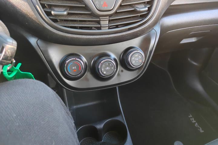 Gul Opel Karl fra 2017