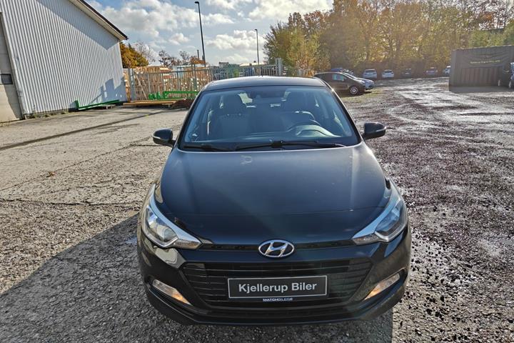 Gul Hyundai i20 fra 2017