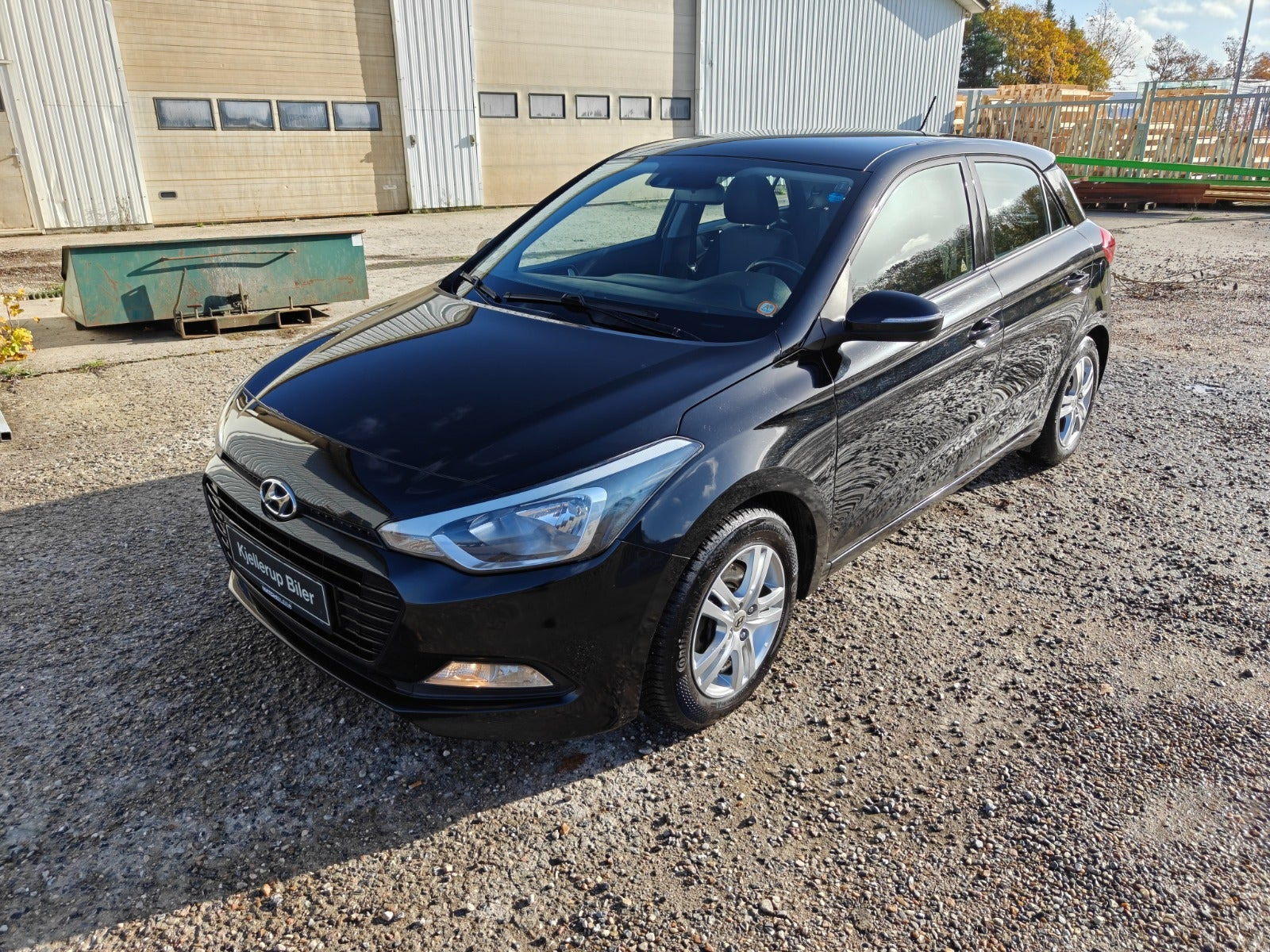 Gul Hyundai i20 fra 2017