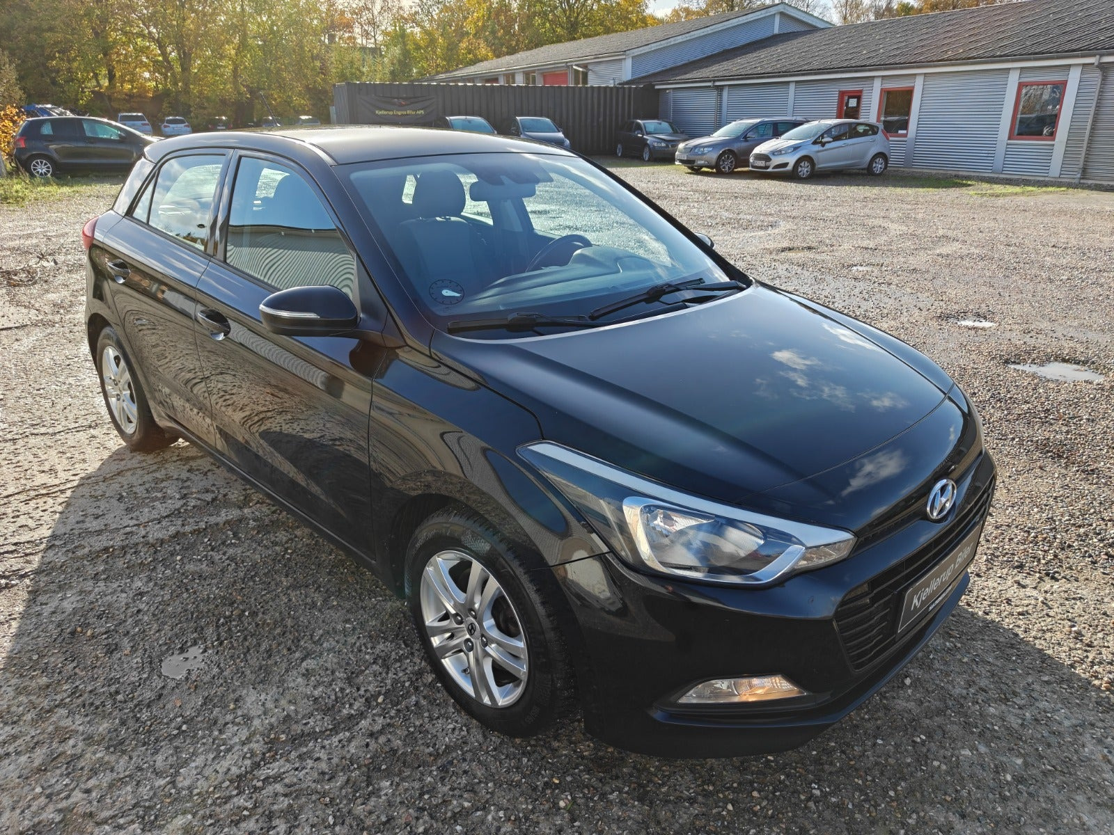 Gul Hyundai i20 fra 2017