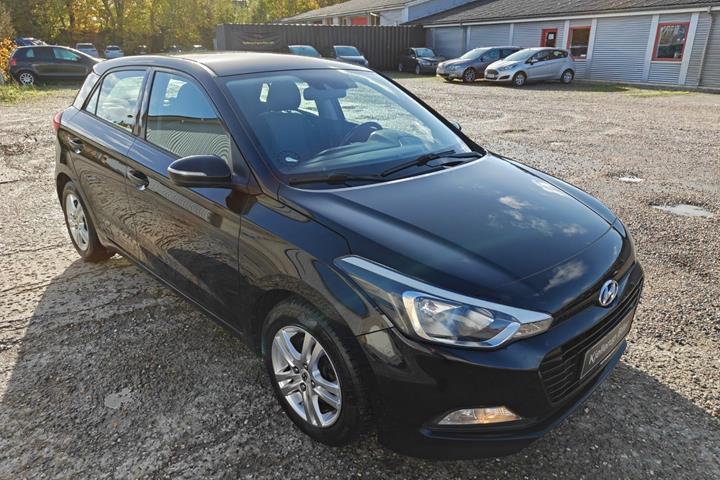 Gul Hyundai i20 fra 2017
