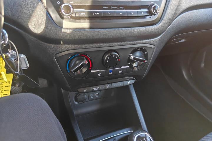 Gul Hyundai i20 fra 2017