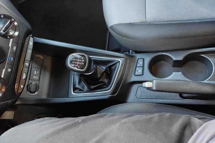 Gul Hyundai i20 fra 2017