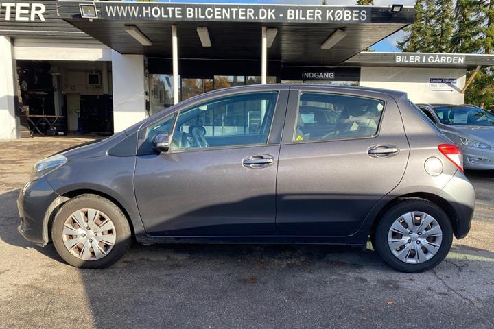 Grå Toyota Yaris fra 2011