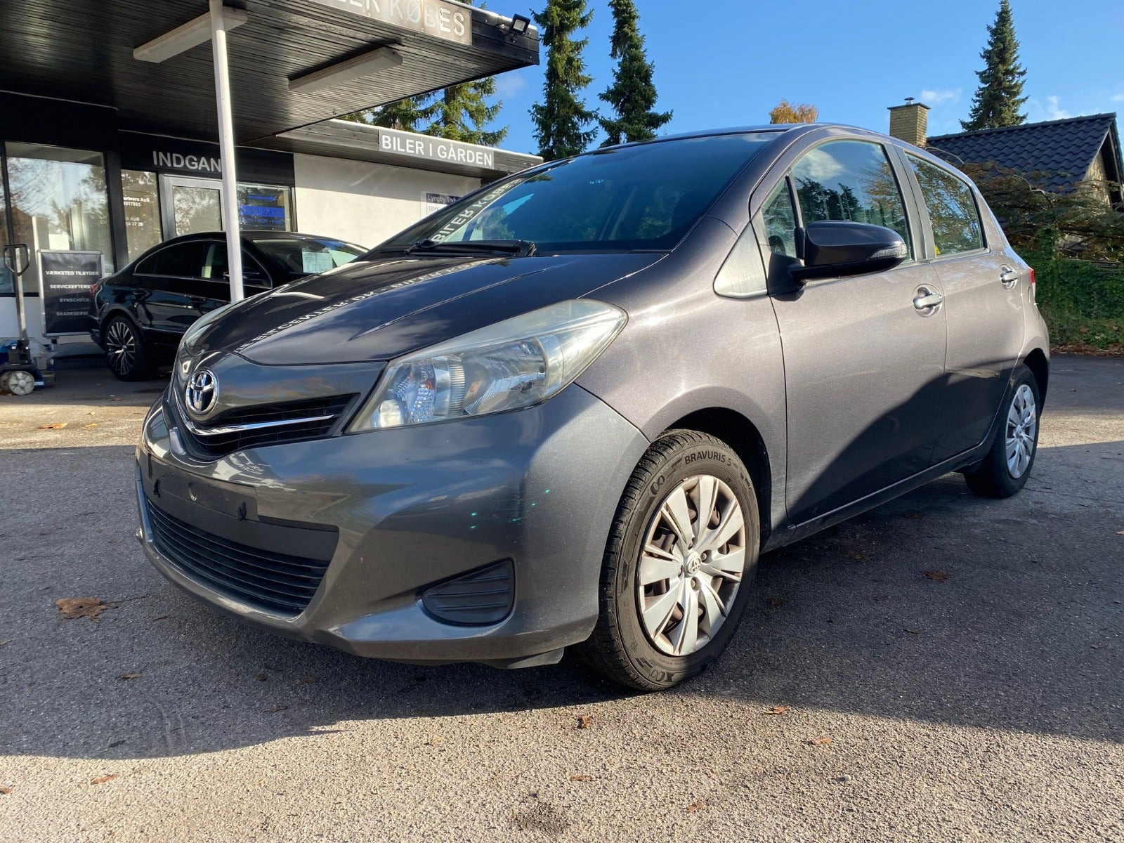 Grå Toyota Yaris fra 2011