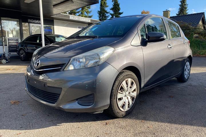 Grå Toyota Yaris fra 2011
