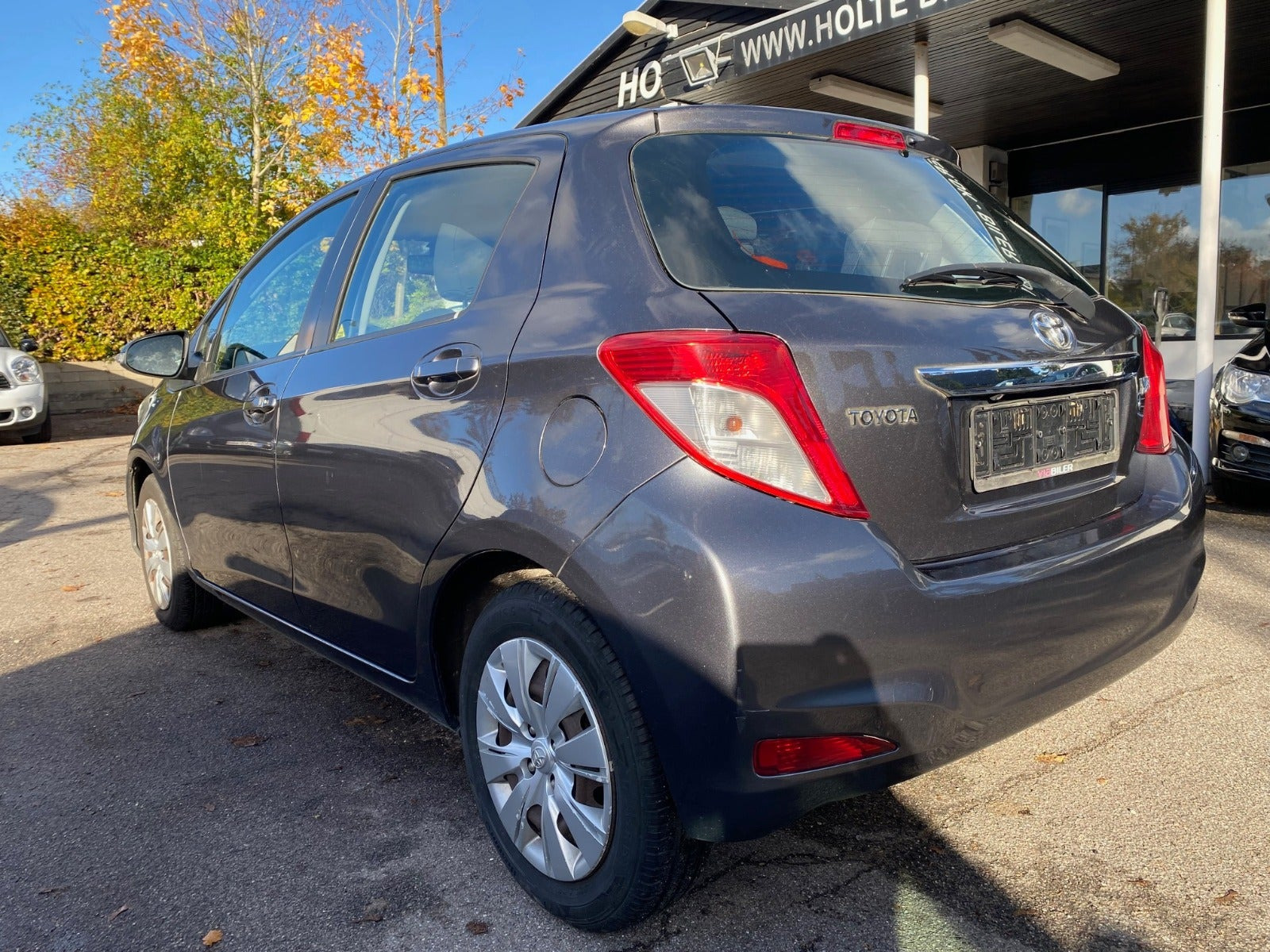 Grå Toyota Yaris fra 2011