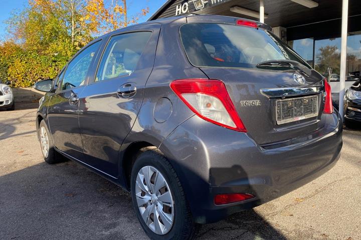 Grå Toyota Yaris fra 2011