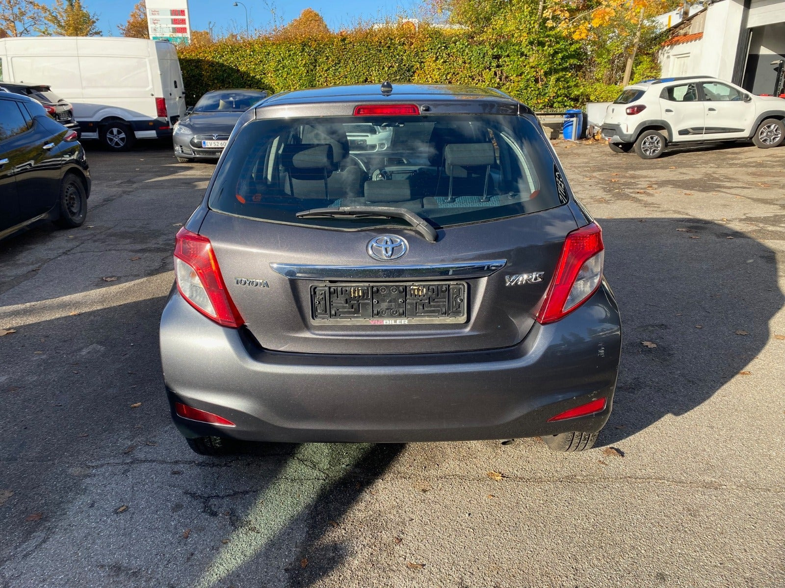 Grå Toyota Yaris fra 2011