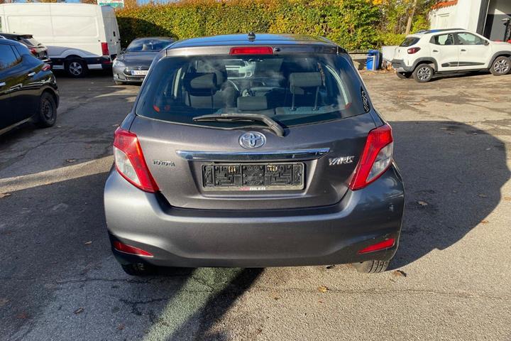 Grå Toyota Yaris fra 2011