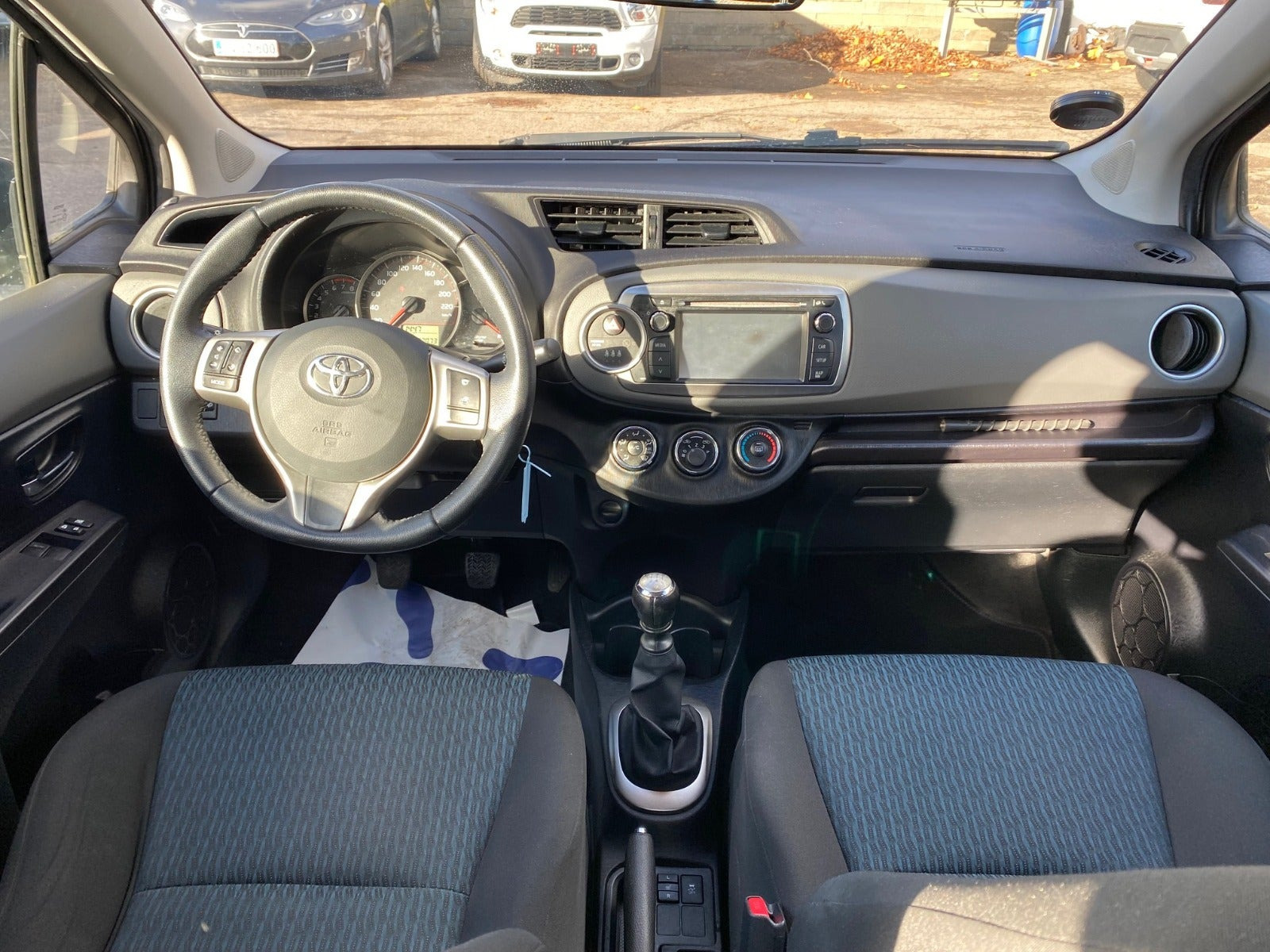 Grå Toyota Yaris fra 2011