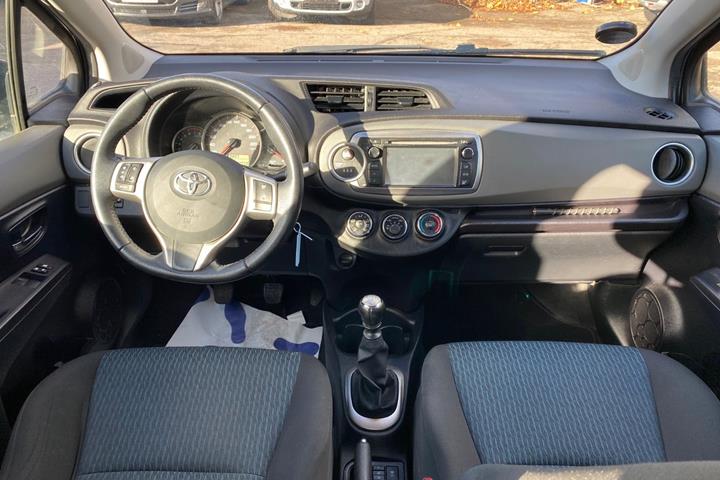 Grå Toyota Yaris fra 2011