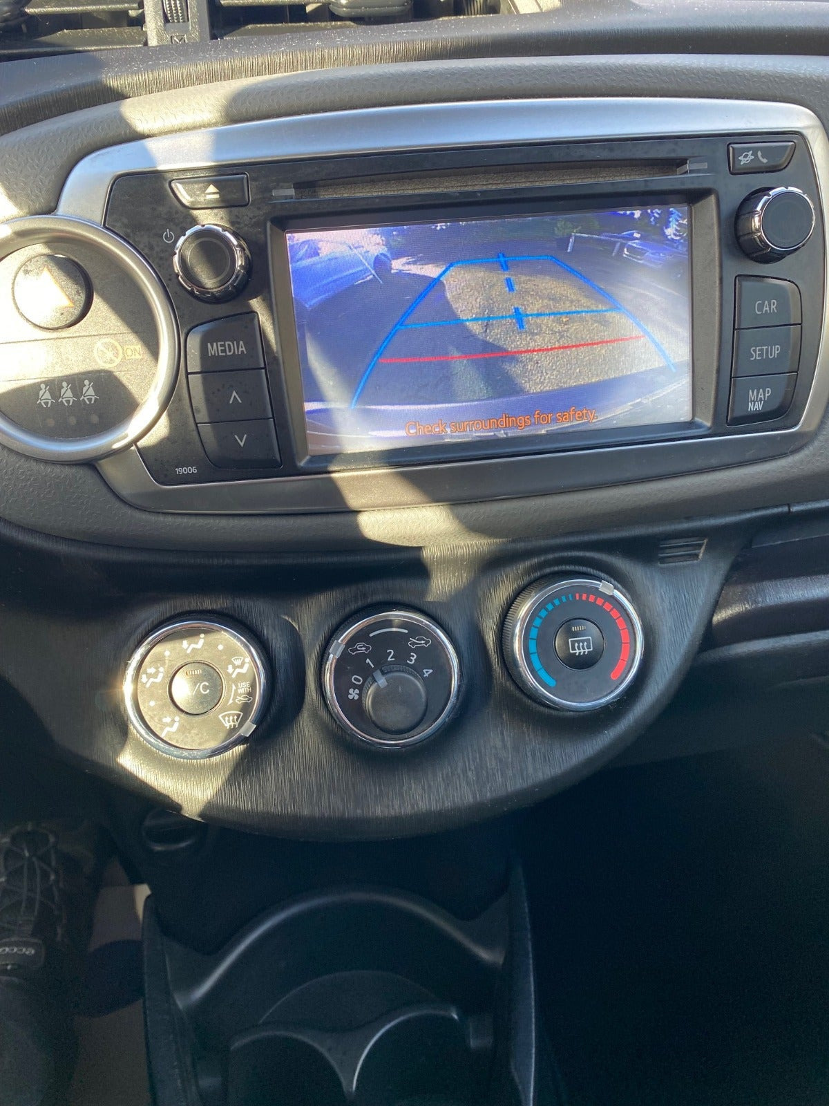 Grå Toyota Yaris fra 2011