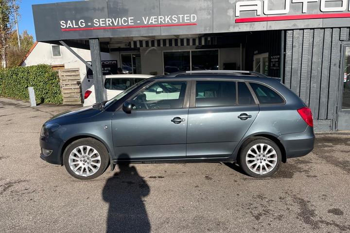 Grå Skoda Fabia fra 2015