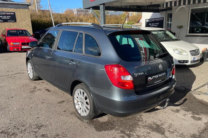 Grå Skoda Fabia fra 2015
