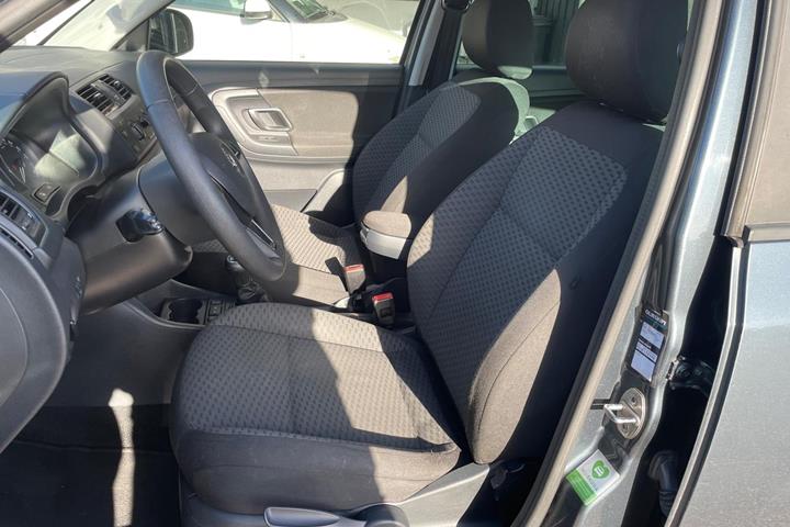 Grå Skoda Fabia fra 2015