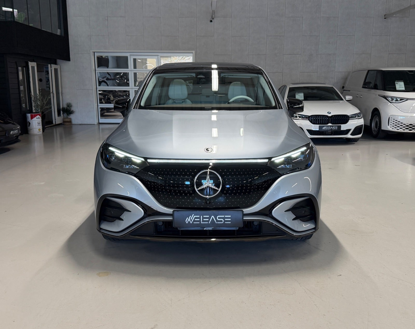 Grå Mercedes EQE350 SUV fra 2024