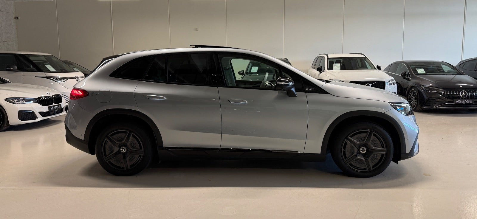 Grå Mercedes EQE350 SUV fra 2024