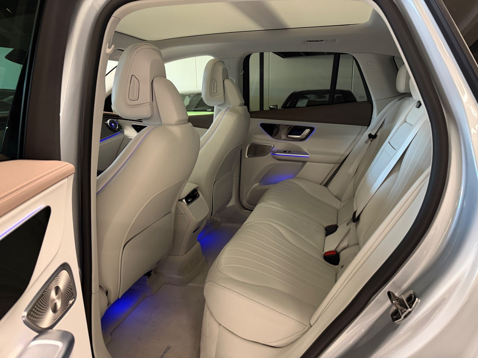 Grå Mercedes EQE350 SUV fra 2024