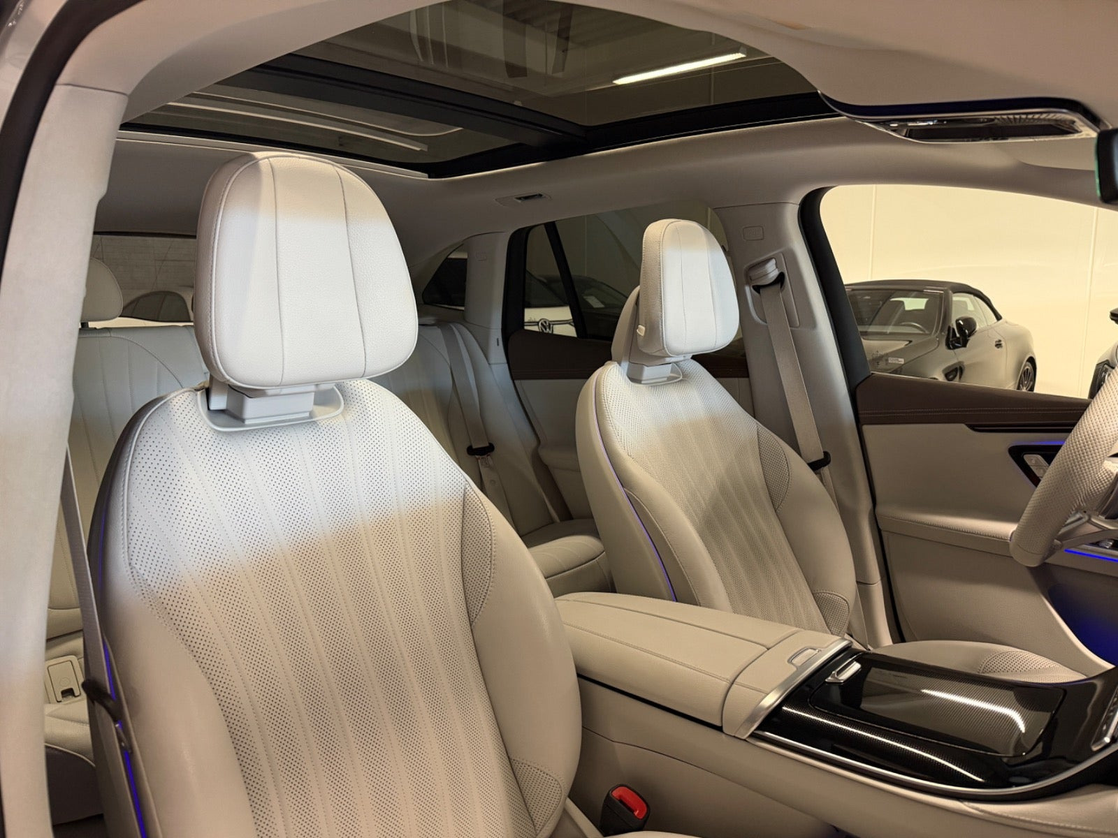 Grå Mercedes EQE350 SUV fra 2024