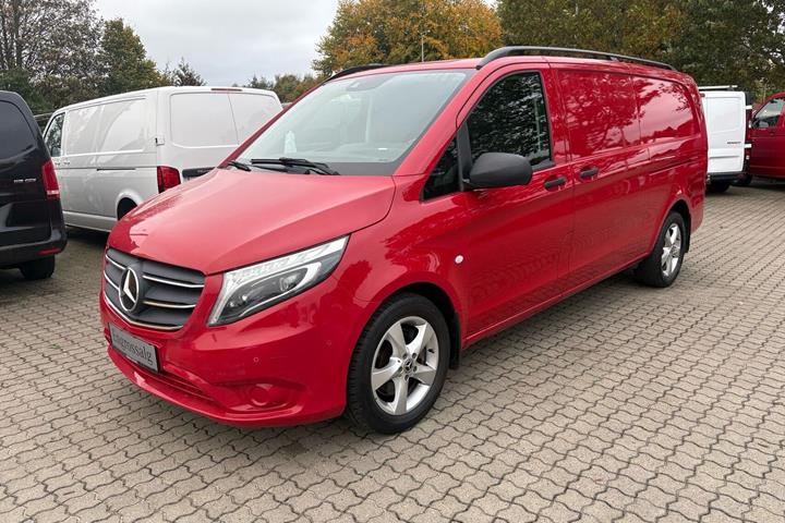 Rød Mercedes Vito 119 fra 2021