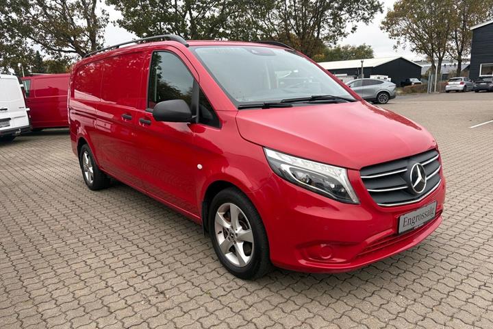 Rød Mercedes Vito 119 fra 2021