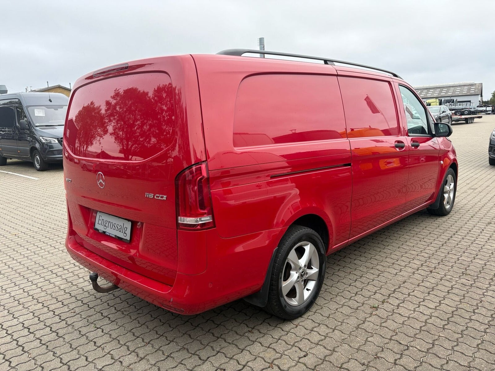 Rød Mercedes Vito 119 fra 2021