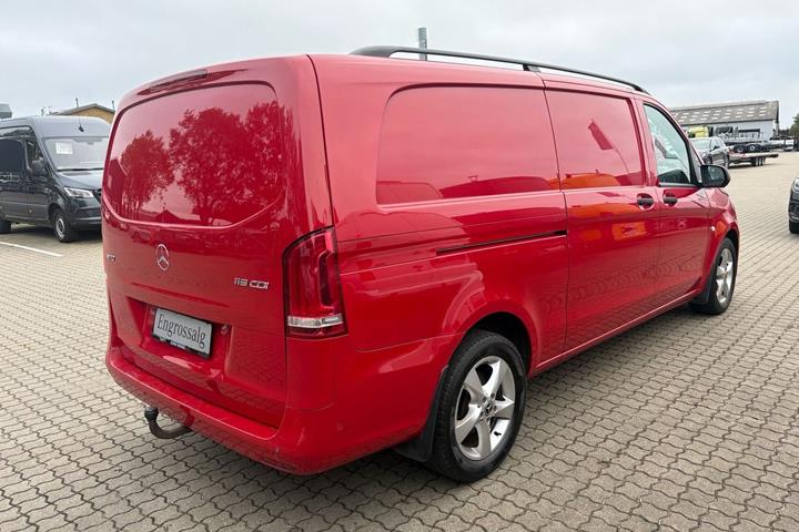 Rød Mercedes Vito 119 fra 2021