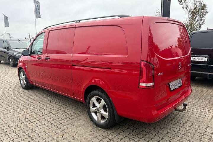 Rød Mercedes Vito 119 fra 2021