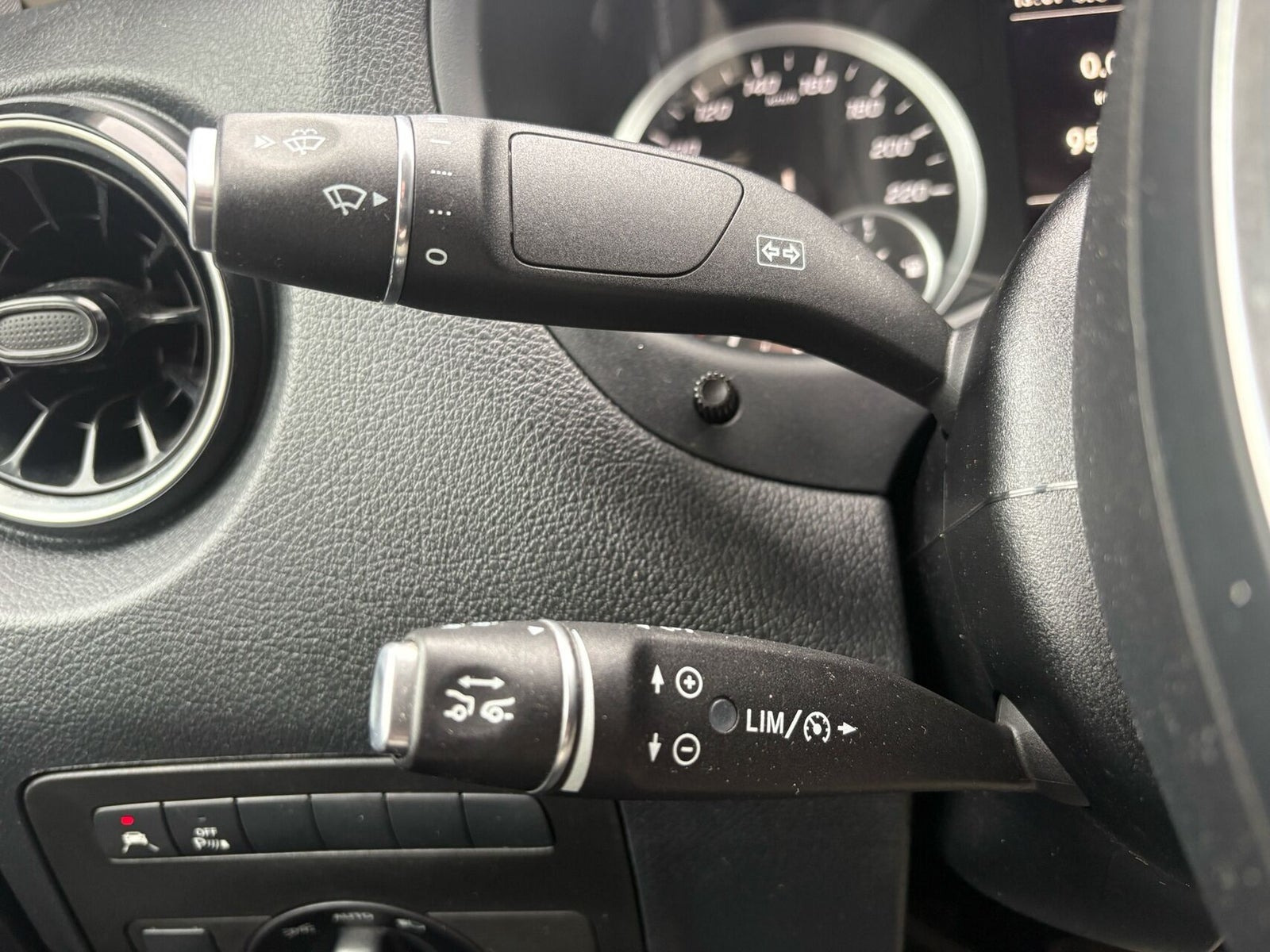 Rød Mercedes Vito 119 fra 2021