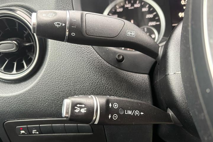 Rød Mercedes Vito 119 fra 2021