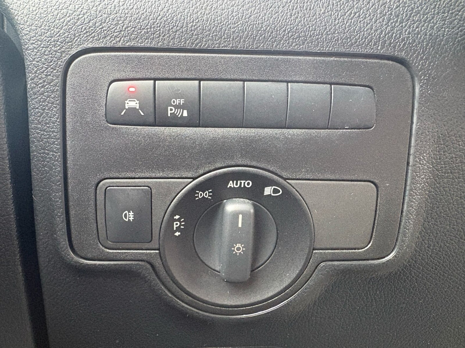 Rød Mercedes Vito 119 fra 2021